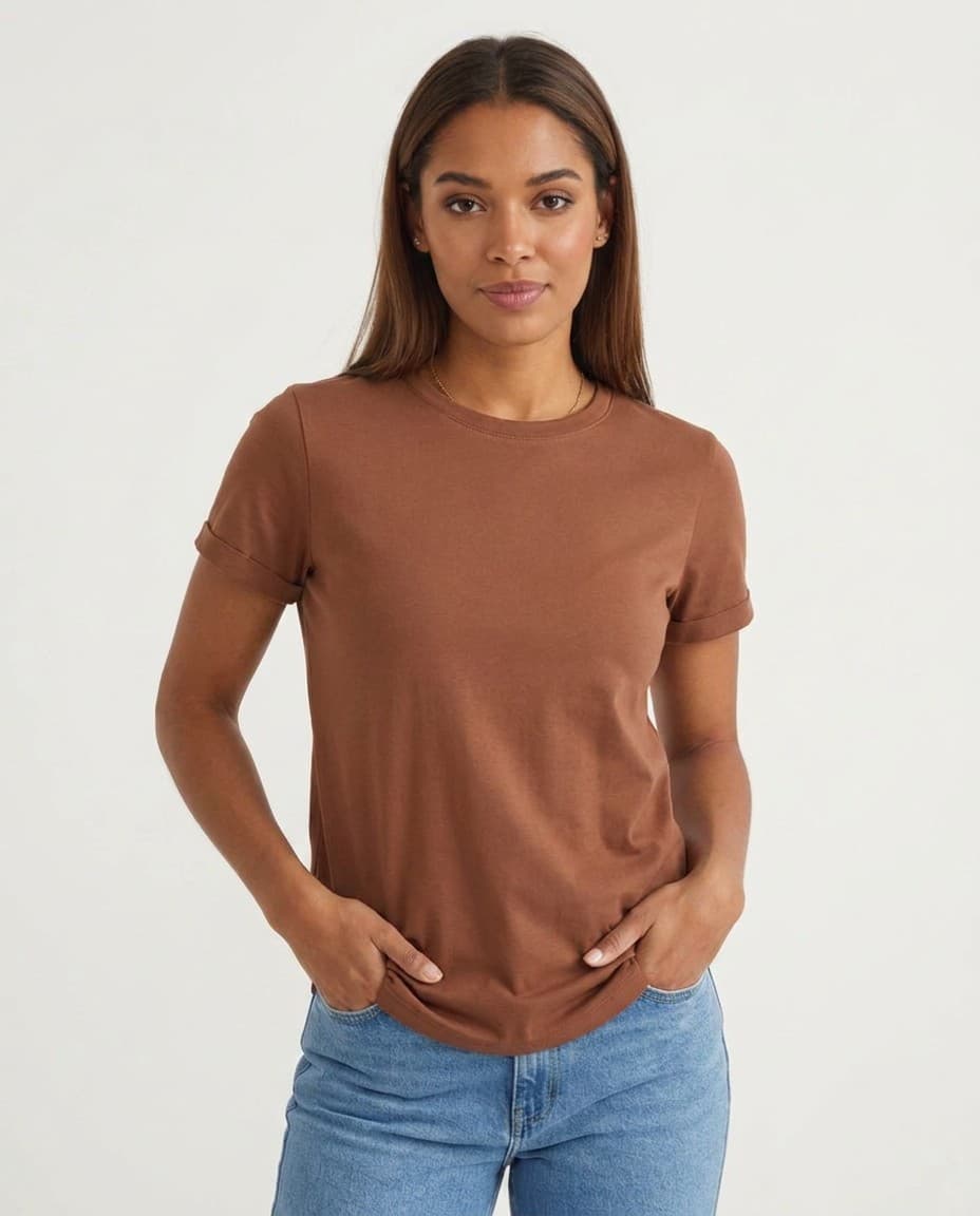 Modelo sintética adulta vestindo a camiseta marrom enviada, foto pronta para catálogo