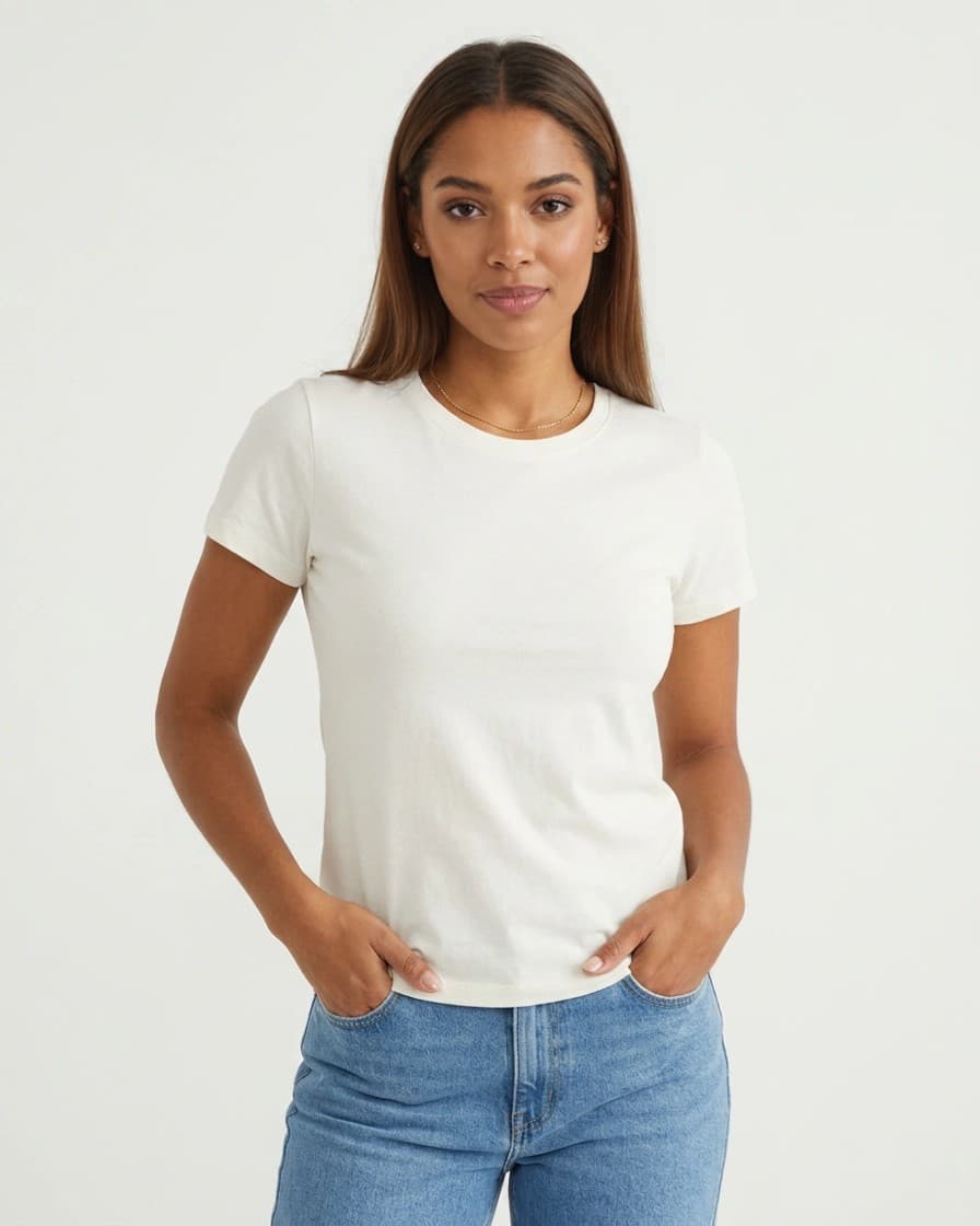 Modelo sintética adulta em pose de catálogo, com camiseta branca e calça jeans