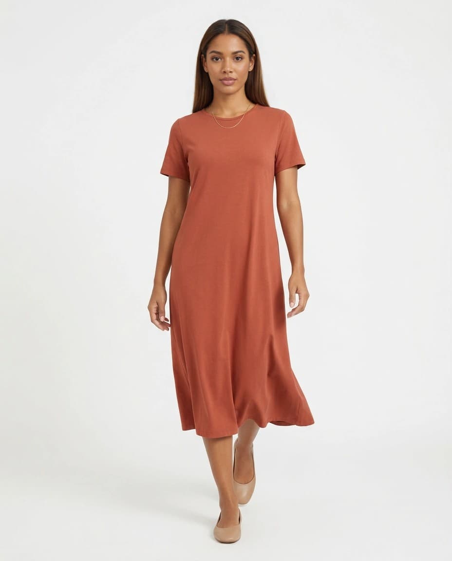 Modelo sintética adulta caminhando com vestido midi terracota e sapatilha